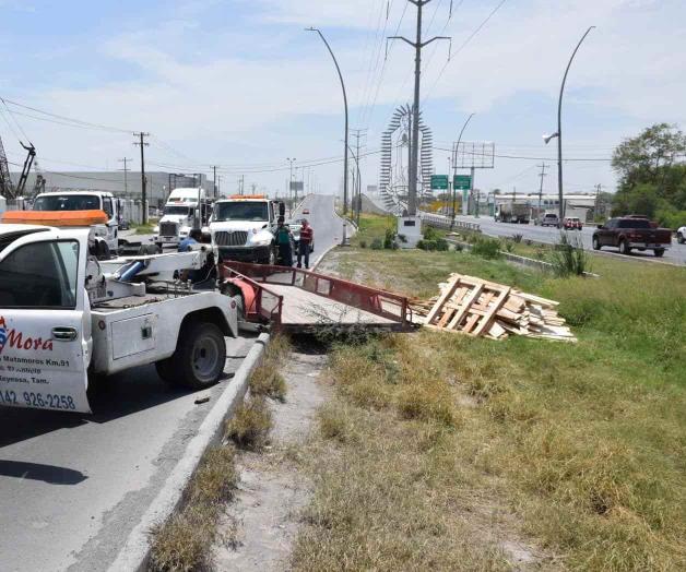 Sufre ‘cerrón’ y se desprende una traila Sufre ‘cerrón’ y se desprende una traila