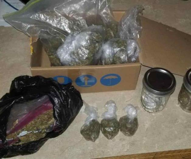 Se delata en Snapchat un presunto gramero. Realizan operativo en una casa< Se delata en Snapchat un presunto gramero. Realizan operativo en una casa<