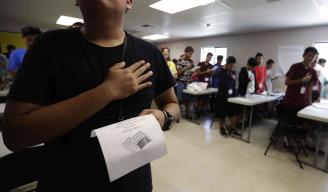 Los niños rinden juramento a la bandera de EU en inglés.