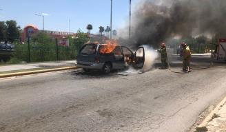 ENTRE EL FUEGO. Un cortocircuito provocó el incendio de la camioneta Ford Windstar.