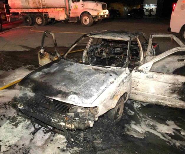 Falla en vehículo provoca incendio