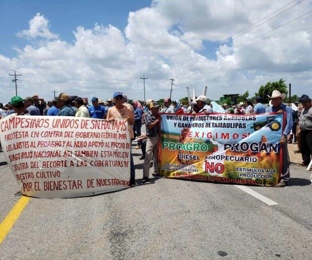 Cierran campesinos carretera Victoria-Matamoros, en San Fernando