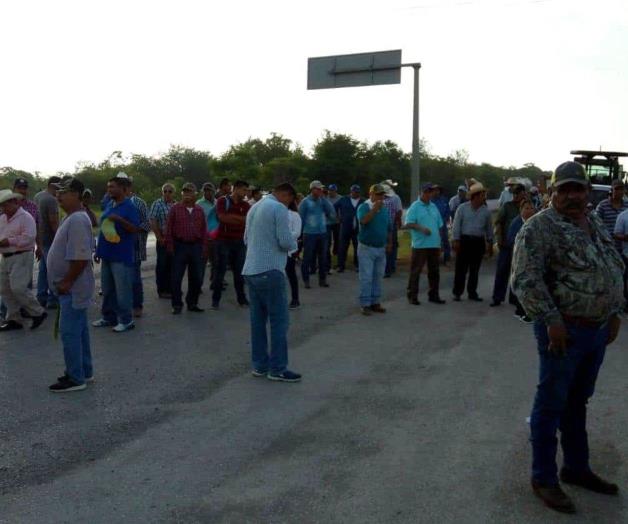 Bloquean campesinos varias carreteras federales Bloquean campesinos varias carreteras federales