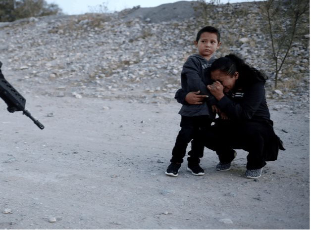 Una mujer migrante que llora ante un agente de la Guardia Nacional en México sacude las conciencias