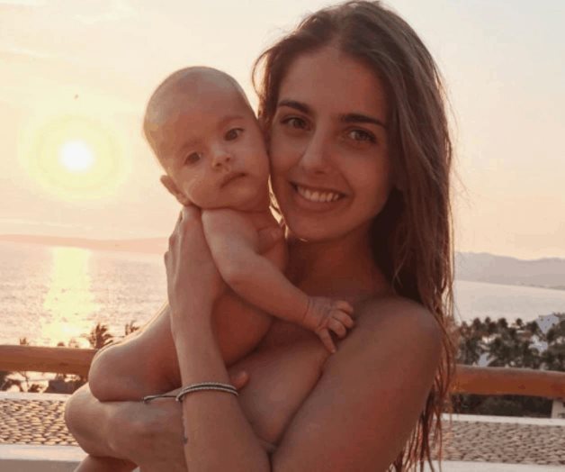 Michelle Renaud recuerda con topless nacimiento de su bebé