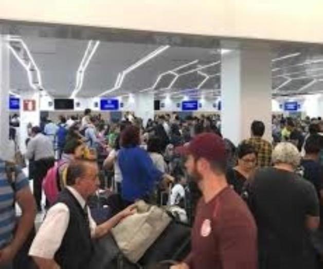 Cientos de pasajeros de Interjet siguen varados en aeropuerto capitalino Cientos de pasajeros de Interjet siguen varados en aeropuerto capitalino