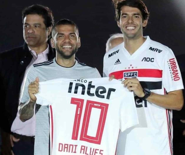 Dani Alves desata la locura en su presentación con el Sao Paulo