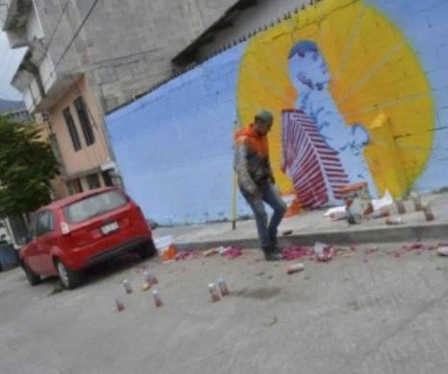 Jóvenes pintaron mural en honor al Rebelde del Acordeón Jóvenes pintaron mural en honor al Rebelde del Acordeón