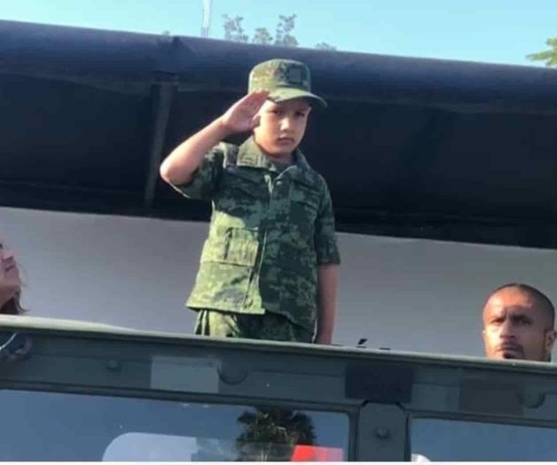 Se cuadran militares ante el niño soldado Se cuadran militares ante el niño soldado