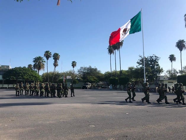 Se cuadran militares ante el niño soldado Se cuadran militares ante el niño soldado