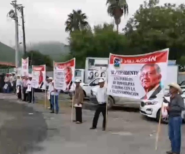 Reciben en San Carlos a AMLO con exigencias de justicia y libertad para los presos políticos