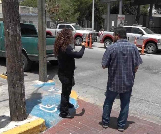 Denuncia periodista revisión en Aduana