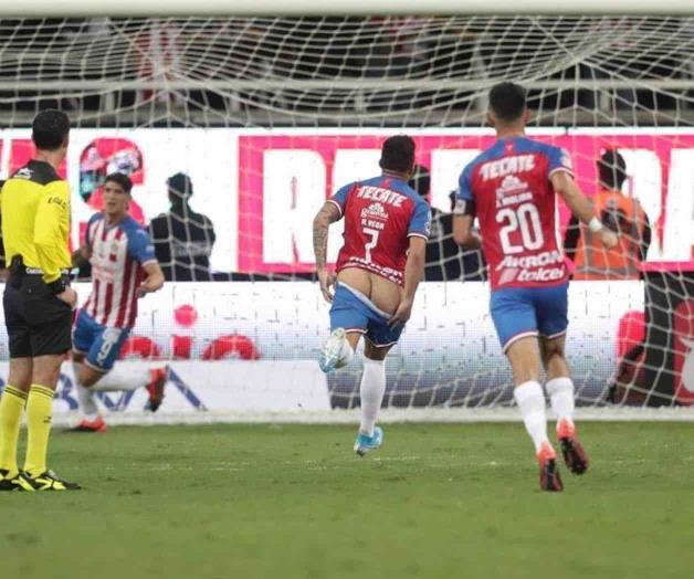 Multan a Alexis por enseñar de más