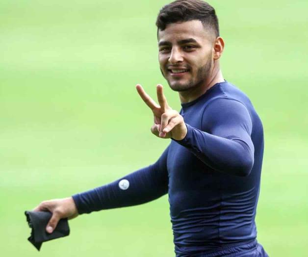 Multan a Alexis por enseñar el trasero