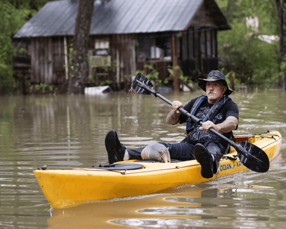 A SALVO. Una persona se desplaza en su embarcación con su armadillo a bordo.