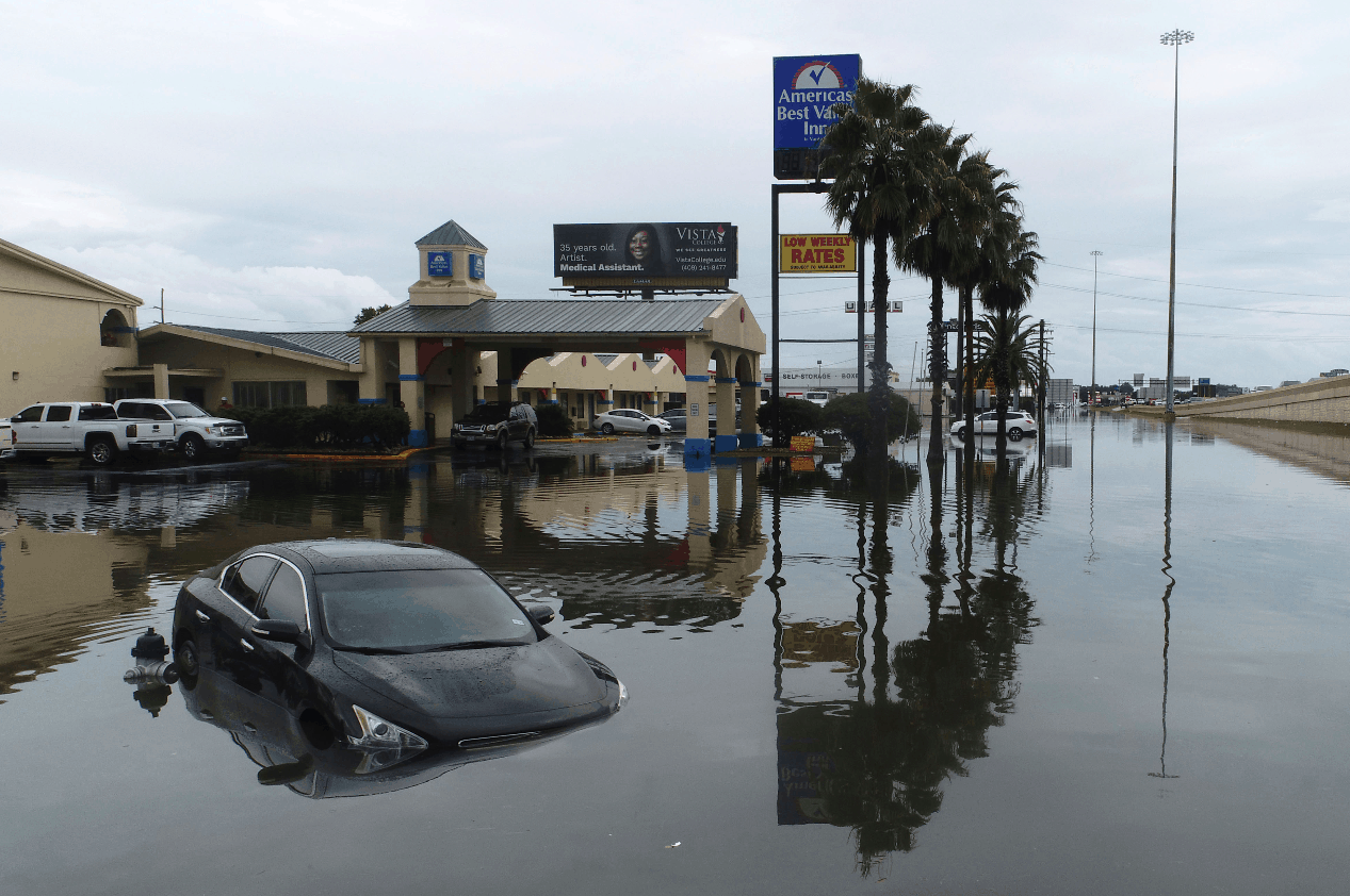 AFECTADOS. Las vías inundadas provocan caos en la circulación vehicular diaria.