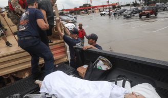 ACCIONES. Los equipos de rescate se dieron a la tarea de salvar a los damnificados de las lluvias.