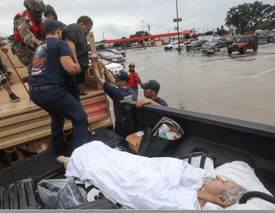 ACCIONES. Los equipos de rescate se dieron a la tarea de salvar a los damnificados de las lluvias.