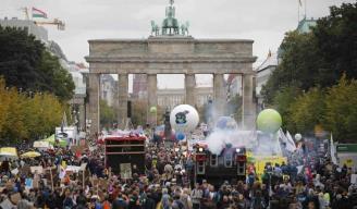 Manifestación contra el cambio climático a su paso por la Puerta de Brandeburgo en Berlín.