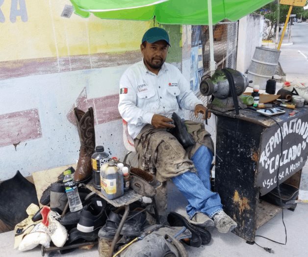 Una vida dedicada a reparar calzado