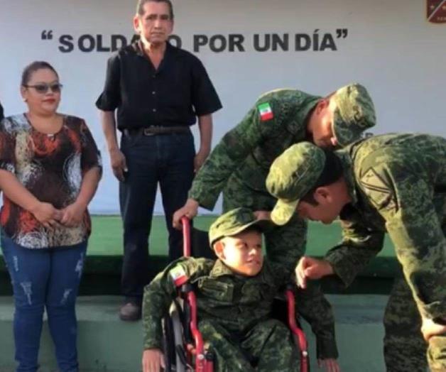 Recibe honores de 300 militares Recibe honores de 300 militares