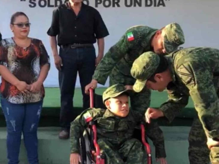 Recibe honores de 300 militares Recibe honores de 300 militares
