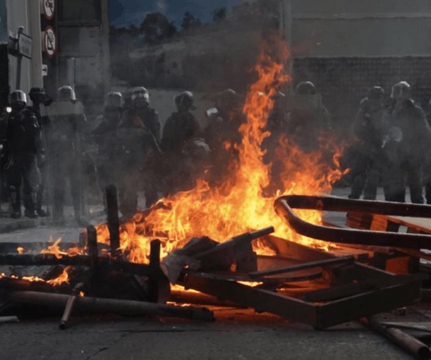 Manifestantes de Hong Kong queman bandera, policía rocía gas