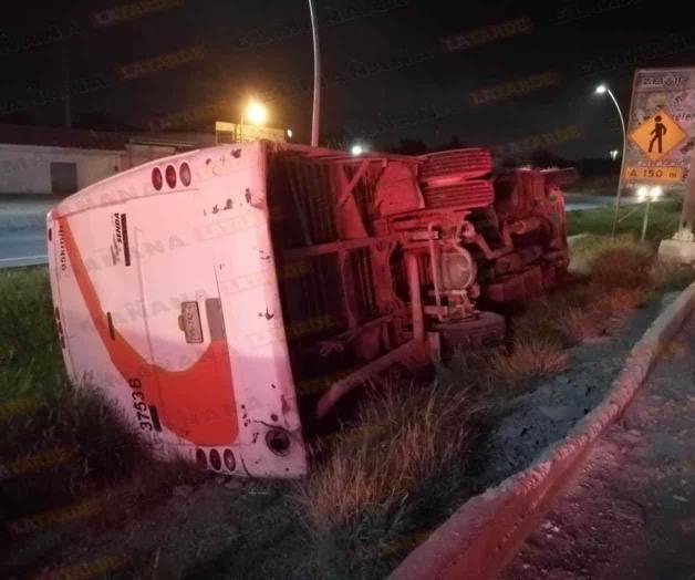 Se vuelca microbús; iba a recoger pasaje