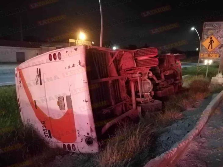 Se vuelca microbús; iba a recoger pasaje Se vuelca microbús; iba a recoger pasaje
