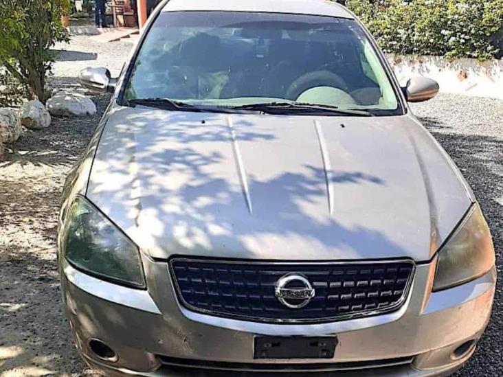Recuperan auto robado; detienen a una pareja Recuperan auto robado; detienen a una pareja