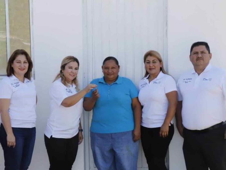 Entrega Lety las llaves de cuartos dormitorios Entrega Lety las llaves de cuartos dormitorios