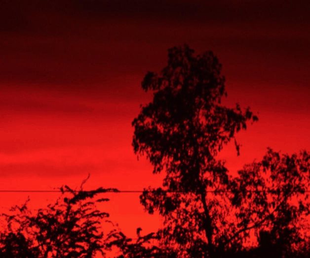 Sorprendente cielo rojo en Indonesia