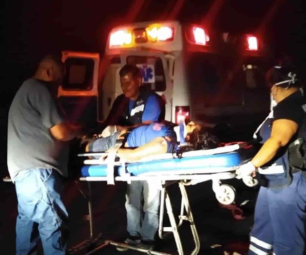 Embiste auto a madre y bebé; viajaban en una motocicleta