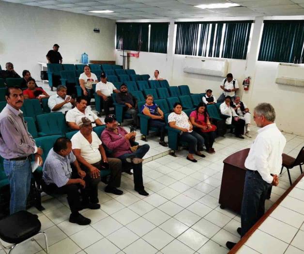 Exponen quejas a director de hospital. Realizan manifestantes protesta pacífica Exponen quejas a director de hospital. Realizan manifestantes protesta pacífica