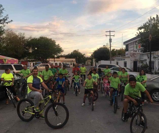 Recorren familias la ciudad en bicicletas