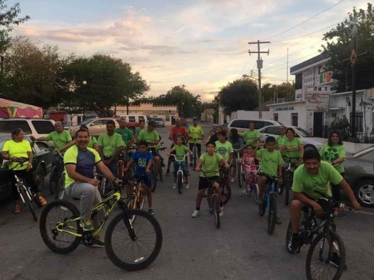 Recorren familias la ciudad en bicicletas Recorren familias la ciudad en bicicletas