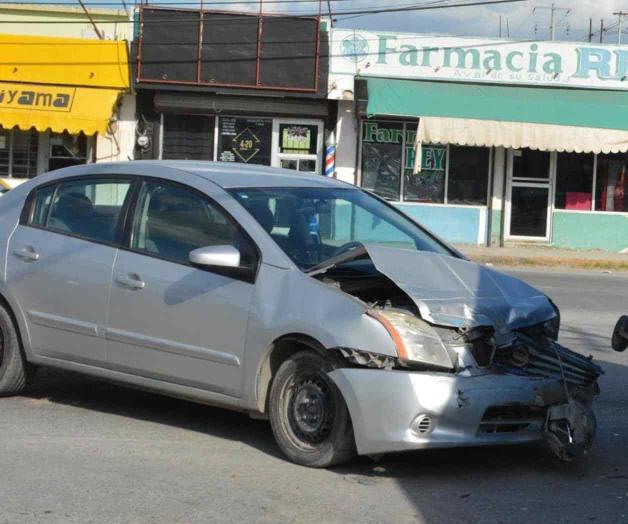 No alcanza a frenar, choca contra camión