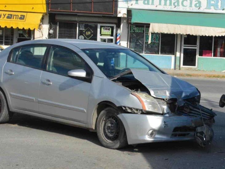 No alcanza a frenar, choca contra camión No alcanza a frenar, choca contra camión