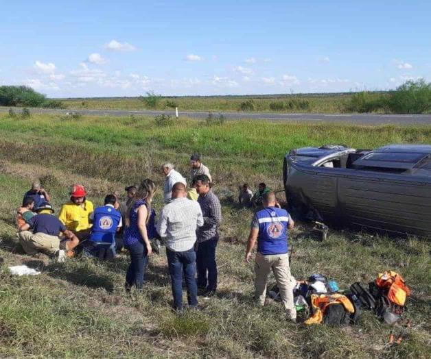Vuelca camioneta tipo Van con pasaje en autopista Matamoros-Reynosa