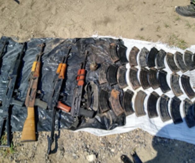 Incautan soldados arsenal y unidades