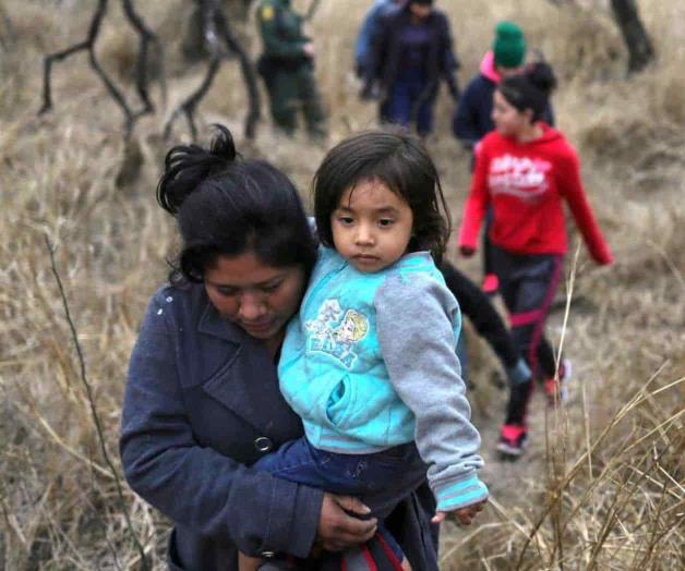Piden asilo con infantes como escudo familiar Piden asilo con infantes como escudo familiar