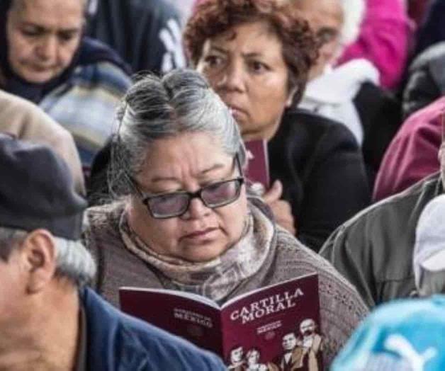 Distribuyen Evangélicos Cartilla Moral digital