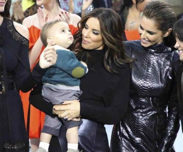 Presume a hijo en pasarela