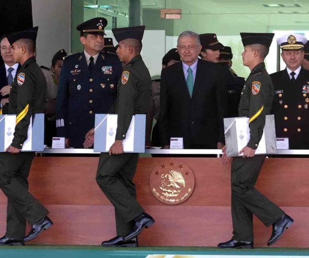 Encabeza AMLO graduación de sargentos en Puebla