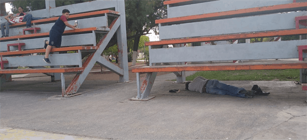Invaden ebrios áreas familiares. Descansan en el suelo a la vista de niños y mujeres