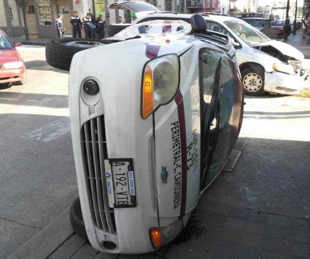 Chocan carro de ruta y éste vuelca