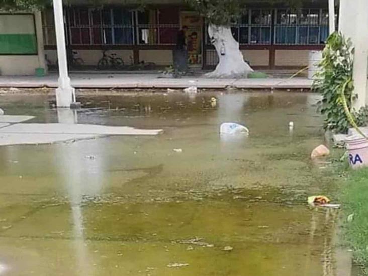 Van niños a clases entre aguas negras. Estudian entre la insalubridad Van niños a clases entre aguas negras. Estudian entre la insalubridad