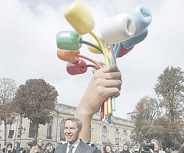 Jeff Koons desvela en París su polémico ‘Ramo de tulipanes’