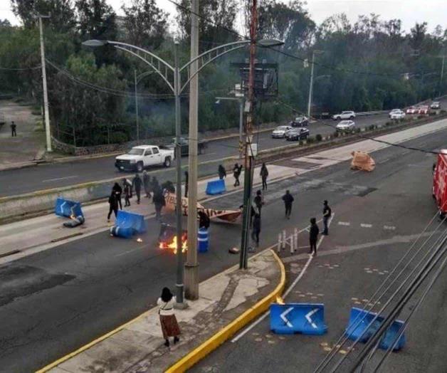 Bloquean encapuchados Avenida Insurgentes Sur, en Ciudad Universitaria