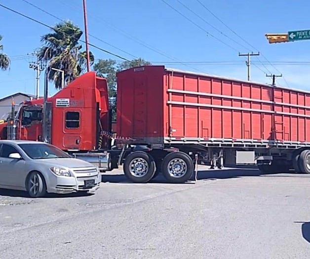 Dan vuelta prohibida camiones con doble remolque en la 112 Dan vuelta prohibida camiones con doble remolque en la 112